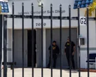 Exterior de una mezquita en San Diego con presencia policial