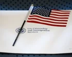 Sello de USCIS sobre documentos de inmigración