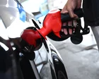Estación de servicio con cartel de precios de combustible