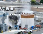 Tanques de almacenamiento químico en una planta industrial