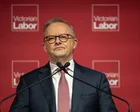 Anthony Albanese hablando en un atril con expresión seria