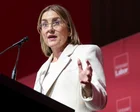 Jacinta Allan hablando en un atril durante la conferencia laborista