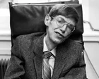 Stephen Hawking joven sonriendo frente a un pizarrón con ecuaciones