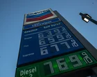 Surtidor de nafta con precios elevados en una estación de servicio estadounidense