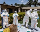 Trabajadores sanitarios con trajes de protección en una clínica de la RDC