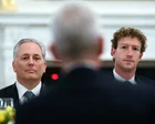 Donald Trump hablando con periodistas en la Casa Blanca