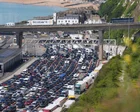 Vehículos en fila en el puerto de Dover bajo el sol
