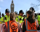 Manifestantes con carteles frente a un edificio gubernamental en Londres