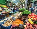 Estante de supermercado con productos y etiquetas de precio