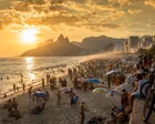Vendedor ambulante en una playa de Río de Janeiro con un lector de tarjetas