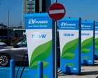 Auto eléctrico conectado a un cargador público en una calle de Londres