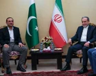 Bandera de Irán y Estados Unidos en una mesa de negociaciones