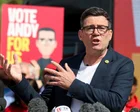 Andy Burnham hablando en un evento político