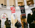 Personas con carteles de apoyo al programa Pepfar en una manifestación