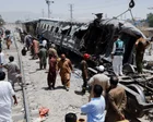 Vagones de tren volcados y en llamas tras explosión en Quetta