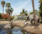 Vista del museo La Brea Tar Pits con pozos de asfalto burbujeantes en primer plano