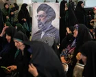 Bandera de Irán y Estados Unidos en una mesa de negociaciones