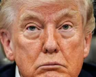 Donald Trump habla en un podio con micrófonos