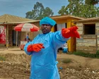 Trabajador de salud con equipo de protección en una zona de cuarentena por ébola