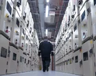 Centro de datos con servidores y luces LED