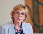 Zali Steggall hablando en el parlamento australiano