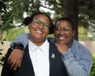 Dos mujeres abrazadas en un entorno natural