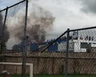 Presos en el techo de una prisión con colchones en llamas