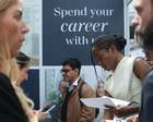 Personas en una oficina de empleo en Reino Unido