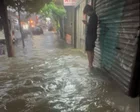 Calles inundadas en Brooklyn con personas caminando entre el agua