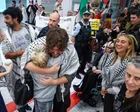 Activistas australianos descienden de un avión en un aeropuerto