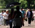 Termómetro marcando alta temperatura en un día soleado en Inglaterra