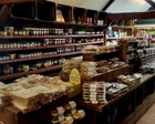 Estanterías vacías en una tienda rural del Reino Unido