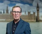 Alan Milburn hablando en una conferencia de prensa