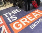 Personas con maletas en un aeropuerto internacional