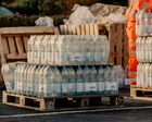 Viviendas en un pueblo inglés con cartel de sin agua
