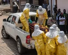 Trabajador sanitario con equipo de protección en una zona de ébola