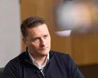 Wes Streeting habla en una conferencia de prensa