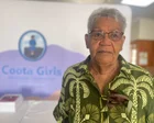 Mujer aborigen mayor sentada en una silla