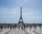 Termómetro marcando alta temperatura en una calle de Francia