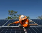 Paneles solares y baterías en un paisaje australiano