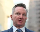 Chris Bowen hablando en una conferencia de prensa