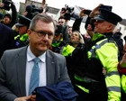 Jeffrey Donaldson saliendo de un tribunal