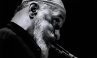 Sonny Rollins tocando el saxofón en un escenario