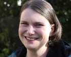 Sarah Wakefield, concejala de Mánchester, sonríe frente a un micrófono
