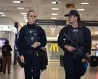 Mujeres y niños descienden de un avión en aeropuerto australiano