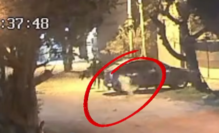Cámara de seguridad capta el momento del ataque a los policías en la esquina de Juan Llerena y Estanislao del Campo