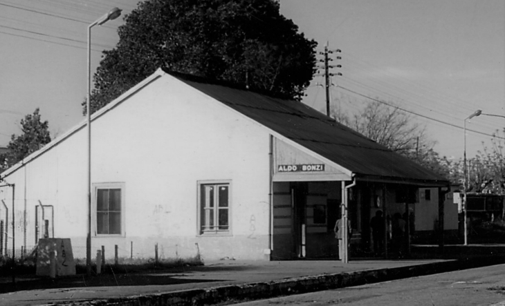 Vista antigua de la estación de Aldo Bonzi y sus alrededores