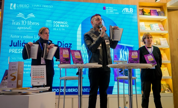Tapa del libro Alto viaje de Julián Kronn Díaz