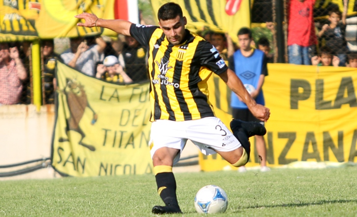 Jonathan Zacaría con la camiseta de Almirante Brown