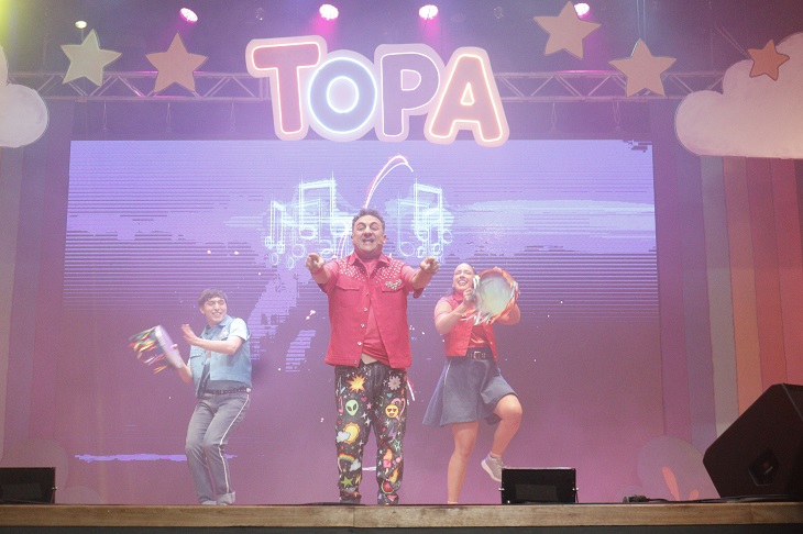 Diego Topa en el escenario del Teatro Universidad durante su show infantil